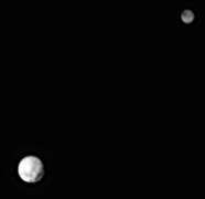 ژوئن ۲۰۱۵: Pluto (left) and its moon شارون، taken by the افق‌های نو space probe.