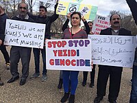 Yazidíes protestando por el genocidio en su contra por parte del autoproclamado Estado Islámico de Irak y el Levante (2019), una organización terrorista independizada de Al Qaeda, se originó ante el fracaso de la primavera árabe en algunos países como Irak, Siria, Libia, entre otros conocido como el invierno árabe, la organización terrorista perseguía a minorías como cristianos, coptos, y drusos (religioso); kurdos y yazidíes (étnico) y chiitas (otras ramas musulmanas). Así mismo la liberación de Mosul (2017) de las manos terroristas representó un gran golpe a Estado Islámico a nivel de oriente medio.