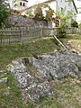 Sarcophages creusés dans la roche.