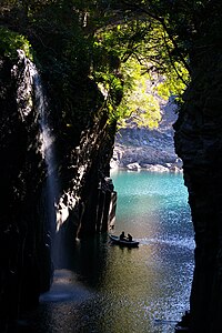 宮崎県高千穂町にある高千穂峡、左に落ちるのは真名井の滝 作者：Takasunrise0921