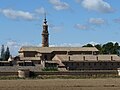 Photographie d'une église dominant un vaste monastère.