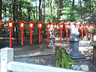 椿大神社の赤灯籠（三重県）木材で製作した木製灯籠が多い。