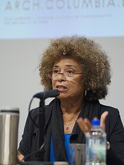 Angela Davis luennoimassa vuonna 2014.