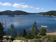 Le lac des Bouillouses vu du nord (à gauche, la commune des Angles).