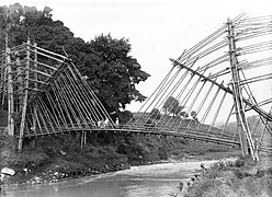 Puente en bambú con tirantes, en Java.