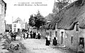 Calan : la rue principale bordée de chaumières au début du XXe siècle(carte postale).