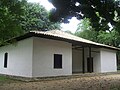 Casa do Butantã, com o típico alpendre entalado.