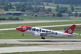 HB-IHZ (A320-214) au décollage.