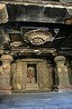 第32窟 耆那教教石窟 天花板為大型蓮花形狀雕刻