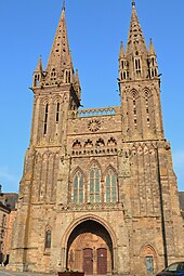 Photographie d'une façade de cathédrale en granite