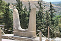 Die großen Kulthörner (Stierhörner) in der Nähe des Südeingangs des minoischen Palastes von Knossos auf der griechischen Insel Kreta.