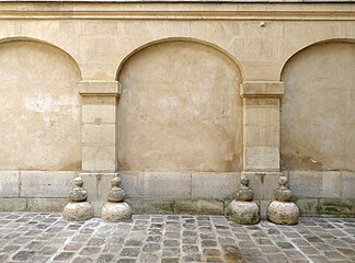 Blind east wall in the courtyard