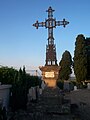 Croix de mission dans le cimetière ceignant l'église (juillet 2015)