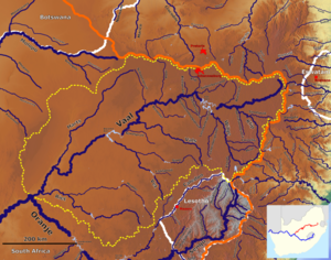 O Rio Sand na bacia hidrográfica do Vaal (centro inferior)