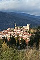 Vue générale de Vernet-les-bains. Au sommet, à droite se trouve le château, du XIXe siècle, l'église est sur la gauche.