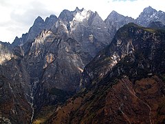 Picos irregulares que se elevan sobre la garganta del río Yangtze, provincia de Yunnan.