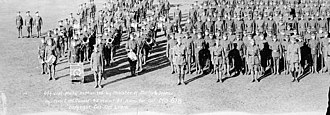 Photographie en noir et blanc d'un défilé militaire