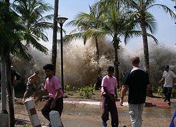 Le tsunami du 26 décembre 2004, ici à Ao Nang (Thaïlande). (définition réelle 800 × 580*)