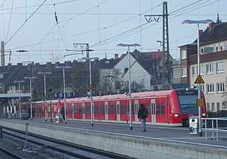 ヒルデスハイム駅に停車する425形電車（2008年）