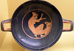 Kylix du peintre Chairias : femme s'agenouillant devant un autel. Athènes, vers -510 / -500.