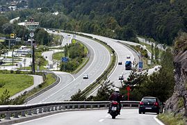 Vues d'une aire avec l'E60 au niveau de l'A12 à Innsbruck, Autriche.