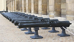 A series of bronze Canon de 12, époque of Louis XV, Honorary Courtyard (French: Cour d'Honneur) of Les Invalides.[5]