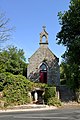 La chapelle Saint-Joseph au-dessus de la petite grotte mariale.