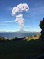 Panache volcanique s'élevant au-dessus du Calbuco le 22 avril 2015 vu depuis le rivage du lac Llanquihue.