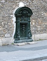 Fontaine Wallace en applique rue Geoffroy-Saint-Hilaire.