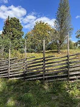 Gärdesgård i Täby invid Ladugårdsbackens gravfält.