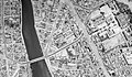 1962年の東千田キャンパス近辺の航空写真。当時の理学部1号館、森戸道路、その左右のフェニックス並木などが確認できる。