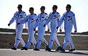 טייסי הצוות האווירובטי של חיל האוויר בסרבלי טיסה לבנים.