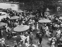 Crowds enjoying the summer sunchine at the Karsino Hotel on Tagg's Island June 1913