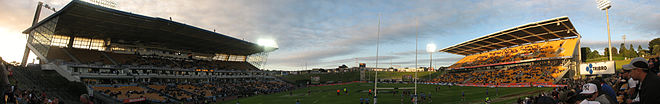 vue d'un stade avec deux tribunes à gauche et à droite