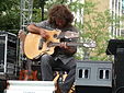 Pat Metheny avec la guitare Pikasso réalisée par Linda Manzer.