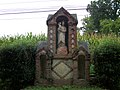 Oratoire avec la Vierge Marie à l'enfant sur la route du sanctuaire de Notre-Dame de Garaison.