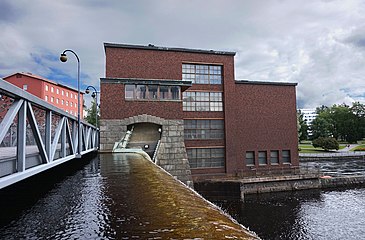 Le pont Patosilta et le mur ouest du bâtiment.