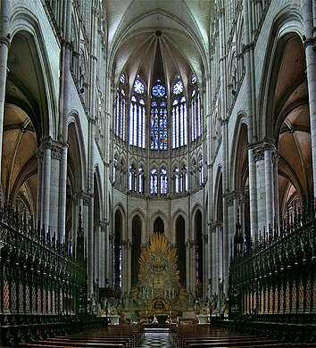 O coro gótico da Catedral de Amiens, França.