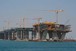 La construction de la route à dix voies reliant Saadiyat à Abou Dabi en 2008.