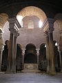 L'église Santa Costanza de Rome (IVe siècle), avec sa coupole antique entièrement supportée par douze doublets de colonnes géminées en granite.