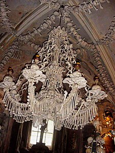 Candelabro feito de ossos e crânios