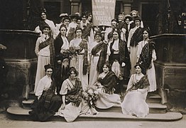 Suffragettes en tartan réunies pour la libération de Mary Phillips (1908).