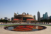 Le Musée National de Shanghai, place du Peuple. Ouvert en 1996, l'un des plus beaux de Chine. Inspiré de la forme du chaudron ding, en bronze. Le puits central réservé à la circulation permet de desservir les salles disposées autour.