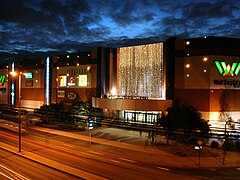 L'un des centres commerciaux du quartier.