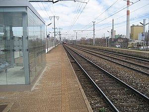 Triple-tracked railway line with two side platforms