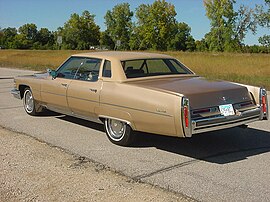 1976 Cadillac Sedan Deville, хромированные окантовки стоп-сигналов, хорошо видны сминаемые вставки между задними крыльями и фонарями