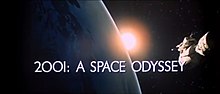 Illustration d'un vaisseau spatial passant devant une planète, avec le texte « 2001: A Space Odyssey »