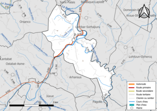 Carte en couleur présentant le réseau hydrographique de la commune