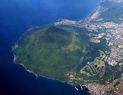 開聞岳と川尻の集落（写真右下）