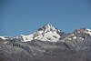 In der Bildmitte das Aletschhorn. Im Grat darunter von links: Hostock Pt. 3279 m (angeschnitten), Hostock Pt. 3227 m und Hostock Pt. 3225 m mit dem langen Südgrat darunter. Darauf folgen Hülsenhorn, der Grataufschwung Pt. 3074 m und schliesslich als Gratabschluss das Sparrhorn.